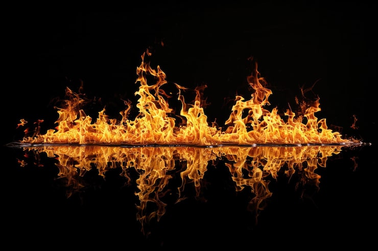 Foto gratuito fiamma di fuoco su sfondo nero