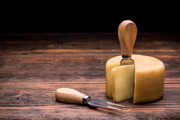 Foto gratuito formaggio su legno
