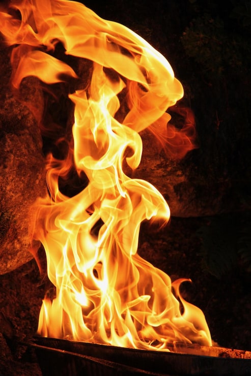 Foto gratuito fuoco ardente di notte