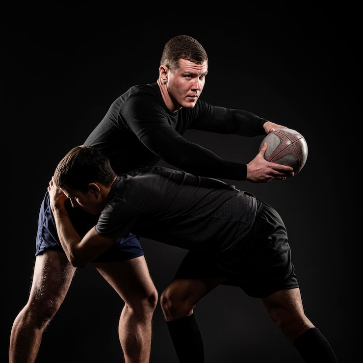 Foto gratuito giocatori di rugby maschi che giocano con la palla