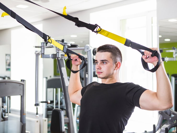 Foto gratuito giovane che si allena in palestra