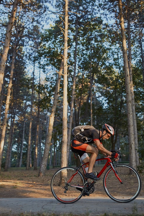 Foto gratuito giovane che va in bicicletta di strada la sera