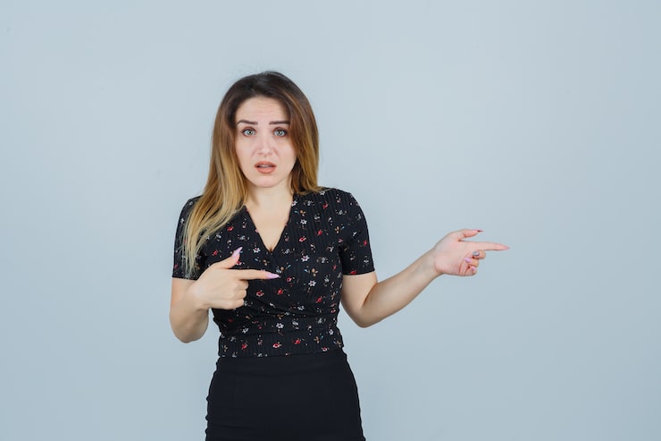 Foto gratuito giovane donna espressiva che posa in studio