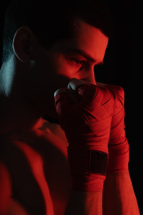 Foto gratuito il ritratto del combattente prima del combattimento