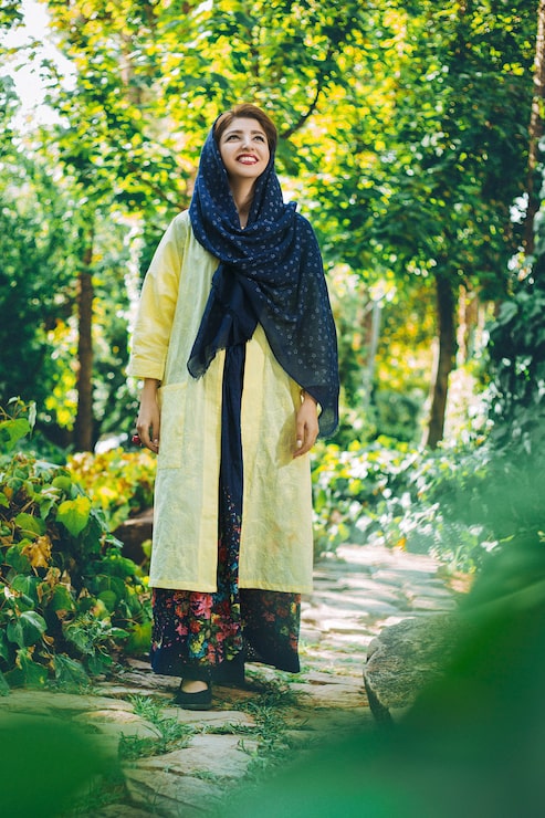 Foto gratuito modello di moda in abito beige con scialle testa nella natura