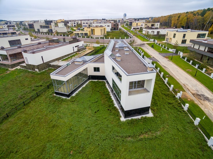 Foto gratuito moderne case di campagna in costruzione