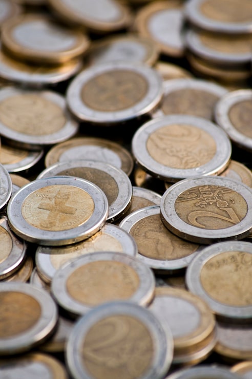 Foto gratuito mucchio di monete in euro