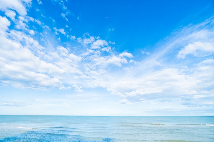 Foto gratuito nuvola bianca sul cielo blu e mare