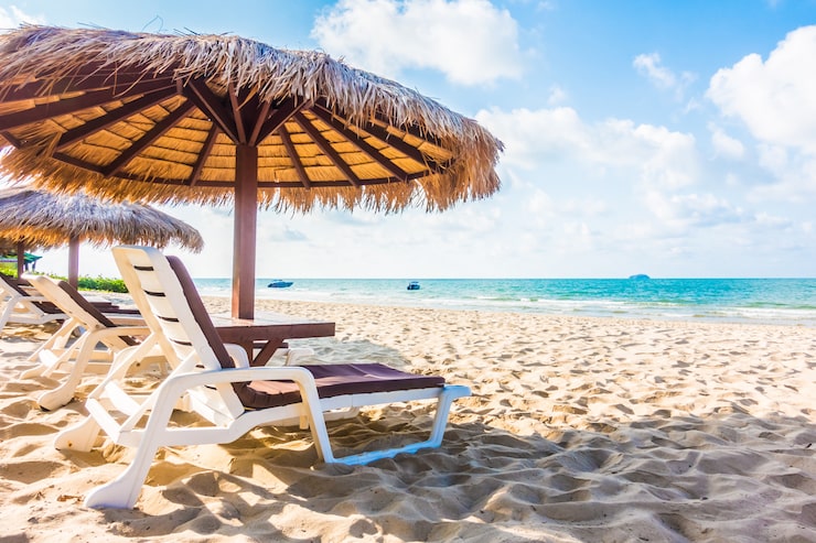 Foto gratuito ombrello e sedia sulla spiaggia
