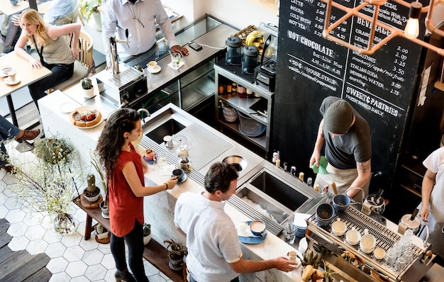 Foto gratuito persone al bar