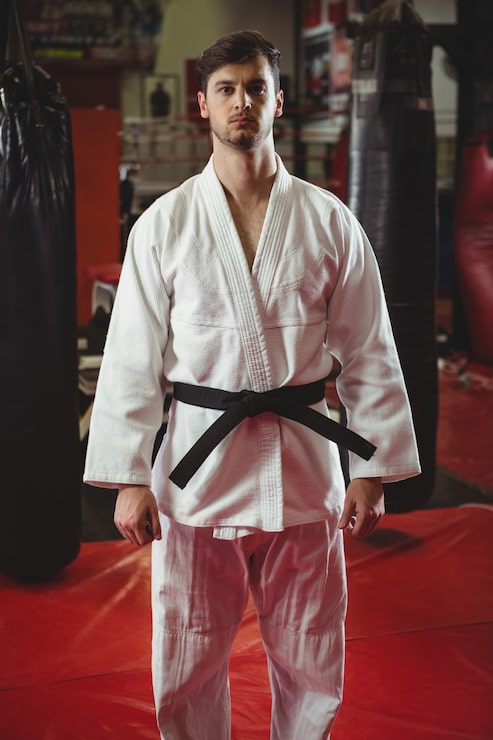 Foto gratuito posa del giocatore di karate