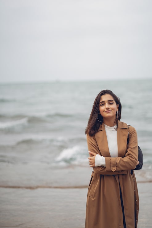 Foto gratuito ragazza che cammina sulla spiaggia