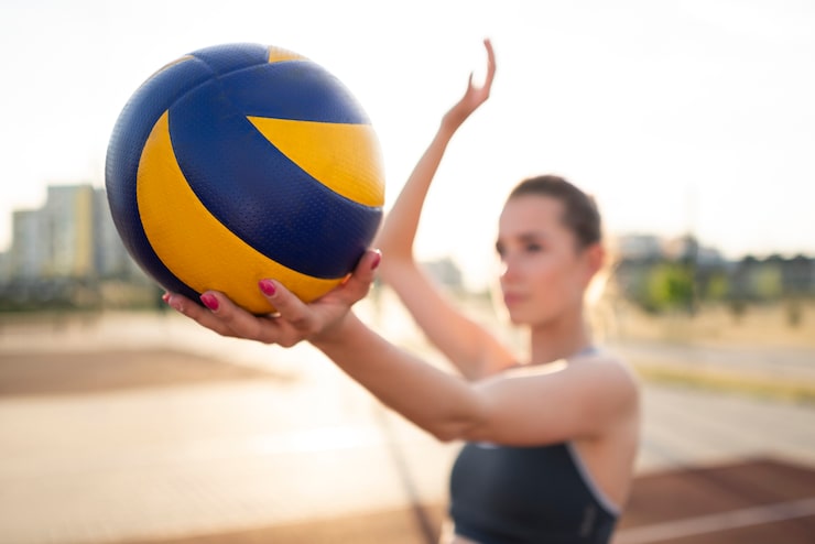 Foto gratuito ragazza che gioca a pallavolo