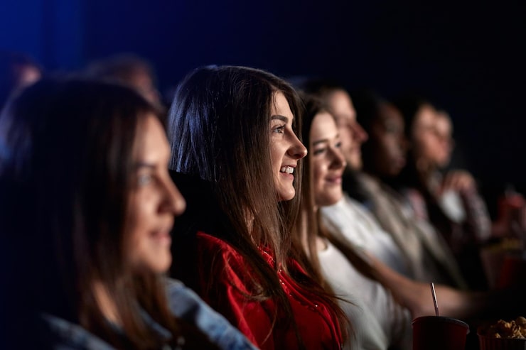Foto gratuito ragazza che passa il fine settimana al cinema