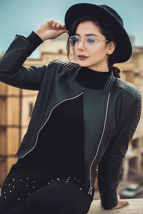 Foto gratuito ragazza con cappello nero e giacca di pelle