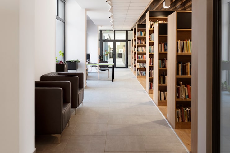 Foto gratuito sala della biblioteca pulita e vuota