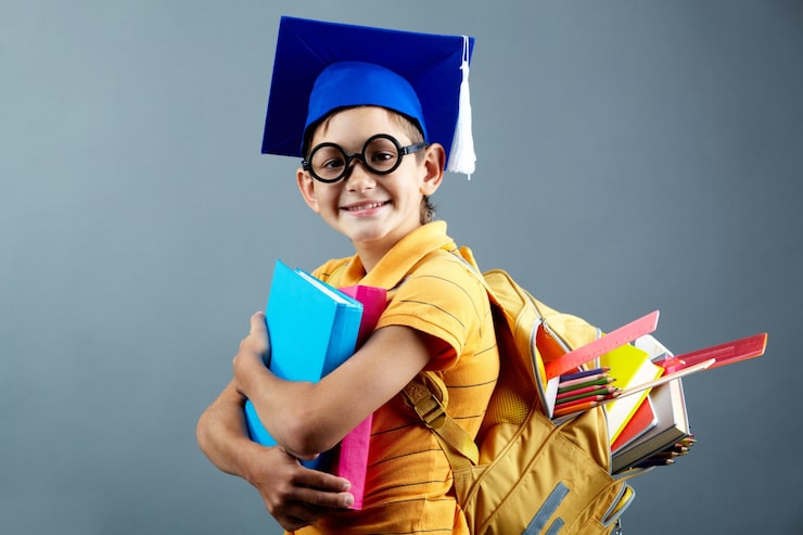 Foto gratuito scolaro joyful con uno zaino pesante
