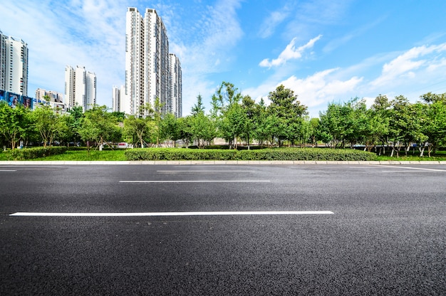 Foto gratuito strada con edifici e parco sullo sfondo