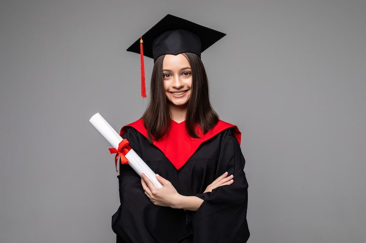 Foto gratuito studente felice con cappello di laurea e diploma su grigio