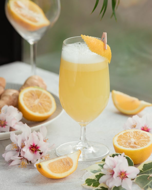 Foto gratuito succo di limone appena spremuto