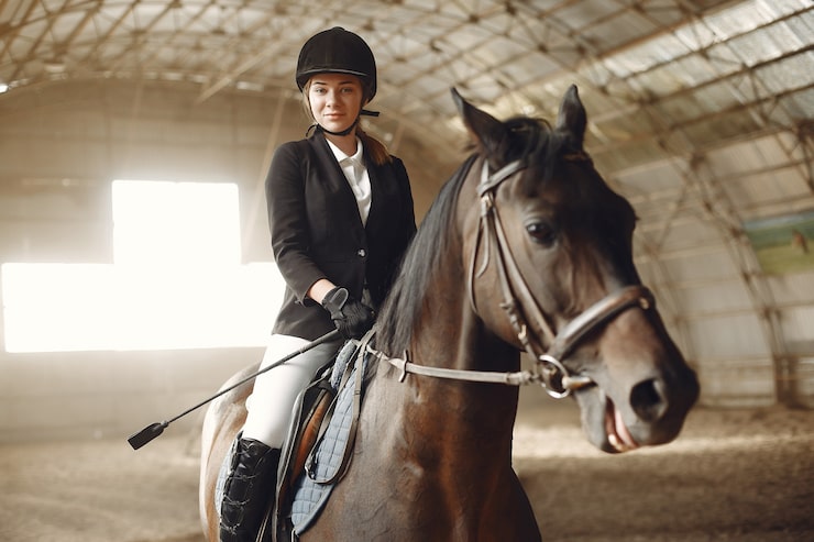 Foto gratuito treno di cavalieri con il cavallo