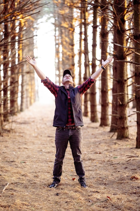 Foto gratuito uomo che prega in una foresta