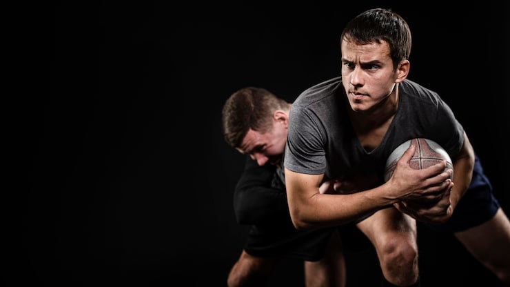 Foto gratuito vista frontale dei giocatori di rugby maschile con palla e copia spazio