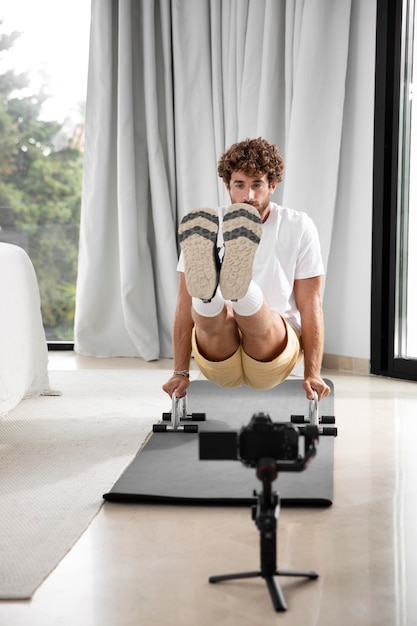 Foto gratuito vlogger che realizza tutorial sportivi