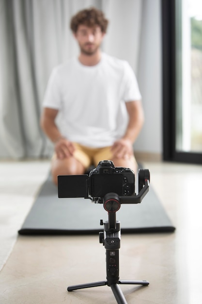 Foto gratuito vlogger che realizza tutorial sportivi