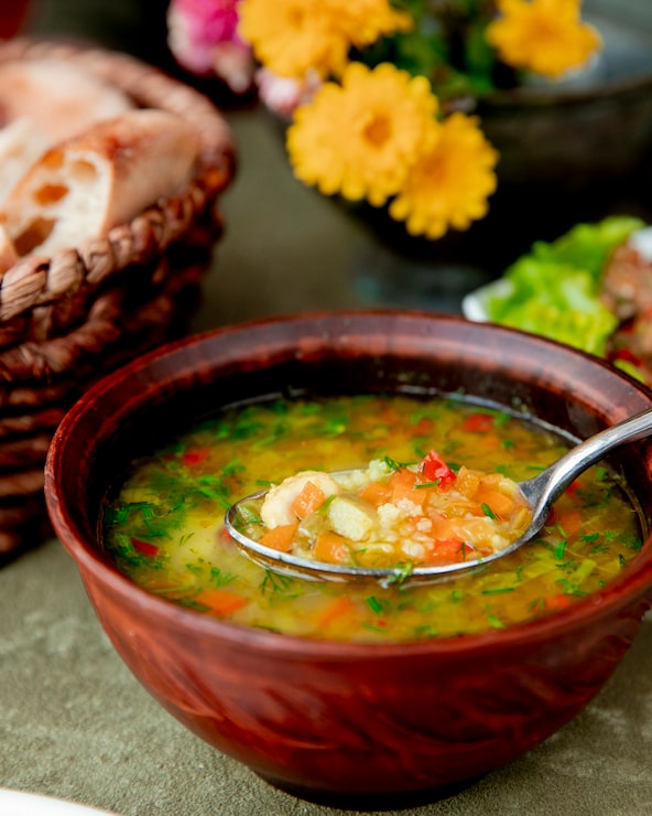 Foto gratuito zuppa di verdure servita con erbe