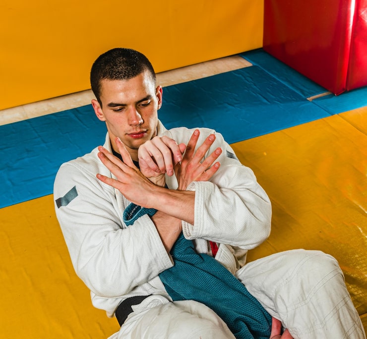 Foto allenamento di jiujitsu brasiliano e grappling per uomini in una palestra di autodifesa