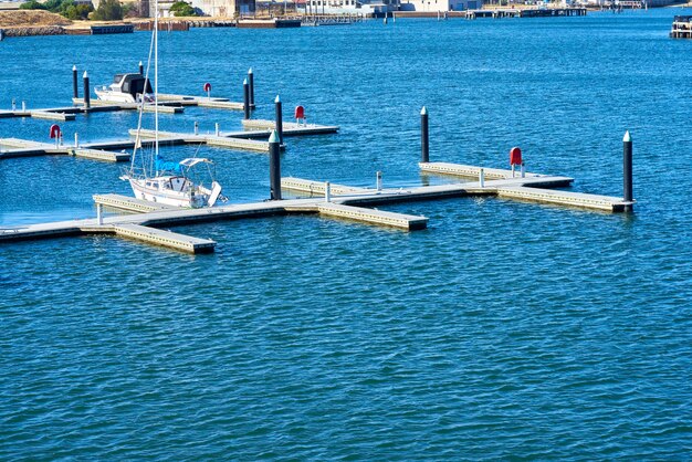 Foto barche ormeggiate in porto in mare