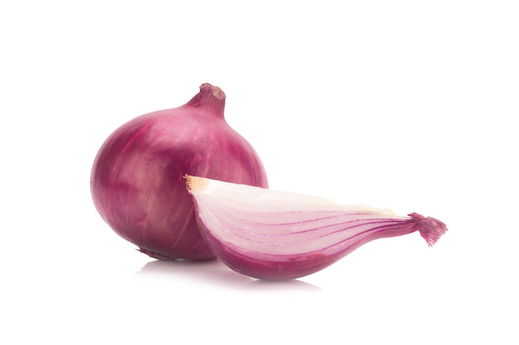 Photo bawang merah iris terisolasi pada latar belakang putih