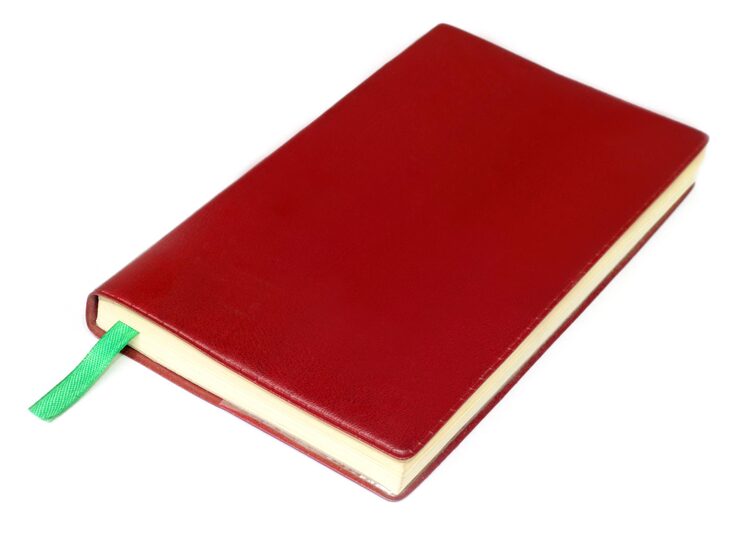 Photo buku harian coklat terisolasi di atas latar belakang putih