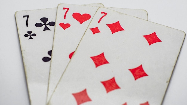 Foto carte da gioco con tre sette, o ventuno