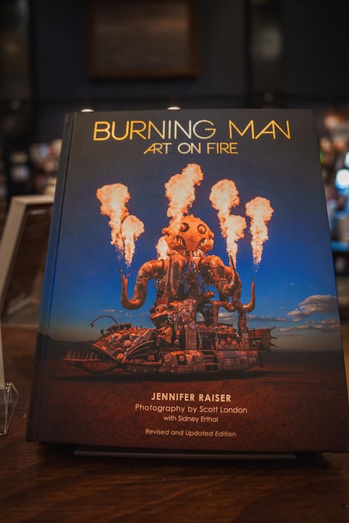 Foto copertina del libro burning man art on fire esposta in libreria
