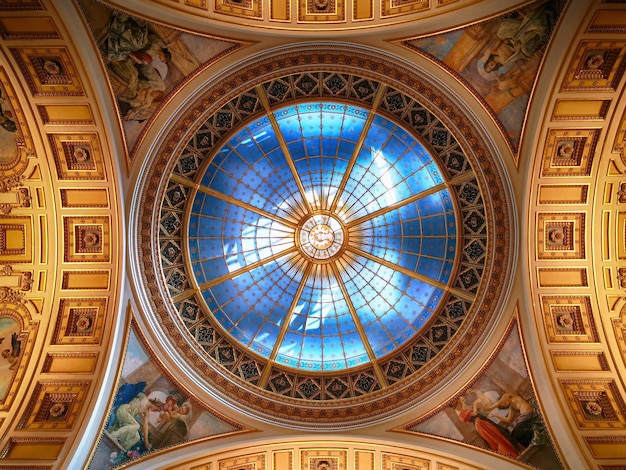 Foto direttamente sotto il soffitto dell'edificio