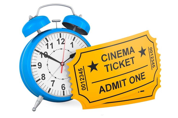 Photo jam alarm dengan tiket bioskop rendering 3d