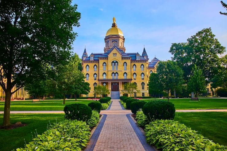 Foto l'edificio golden dome sul lush campus dalla prospettiva eyelevel