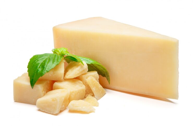 Foto pezzo di parmigiano sulla tavola bianca