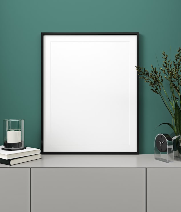 Photo poster bingkai mockup dengan dinding hijau, konsol dan dekorasi, rendering 3d