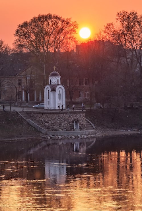 Foto sotto il sole cocente a pskov