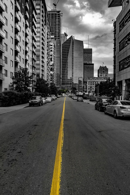 Foto strada della città e edifici contro il cielo