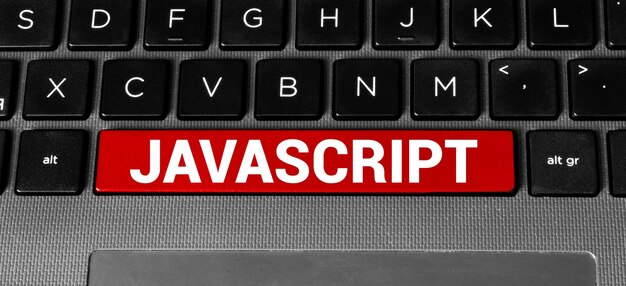 Photo tampilan atas laptop dengan teks javascript prasasti javascript di layar laptop dan keyboard