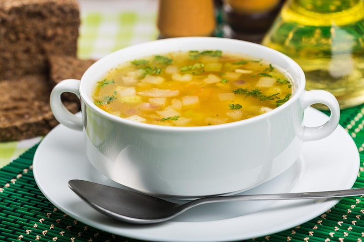 Foto zuppa di pollo piatto caldo piselli bianchi