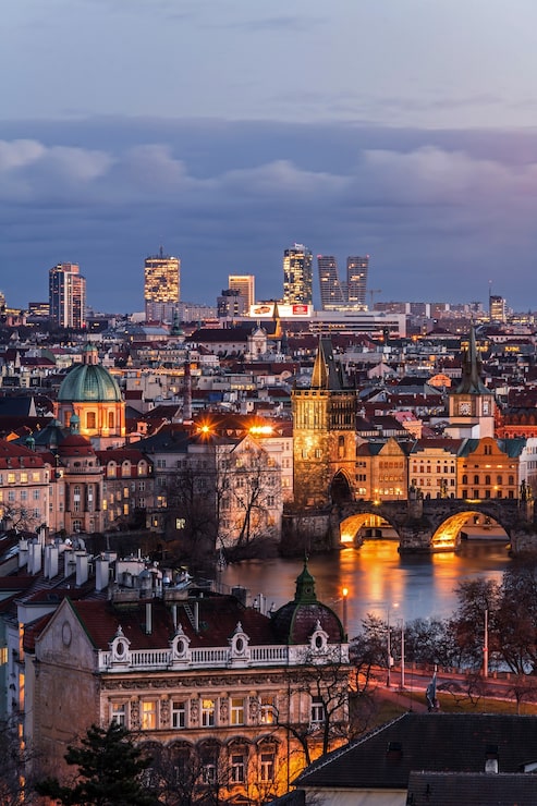 Fotografie pohled na pražské střechy z letenských sadů ráno