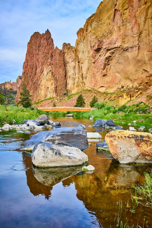 Fotografie řeka smith rock a lávka s tyčícími se útvary
