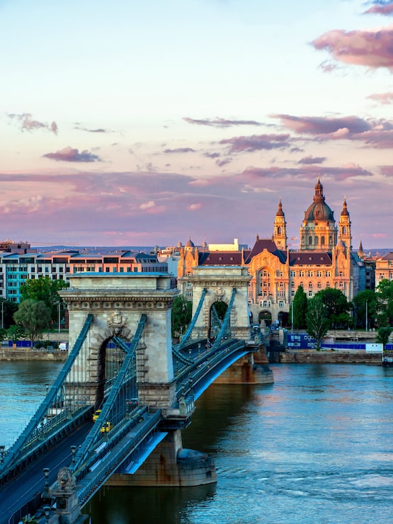 Fotografie večerní budapešť, řetězový most na pozadí dramatické oblohy, panorama města