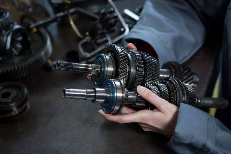 Zdarma Fotografie automechanička drží náhradní díly pro auto