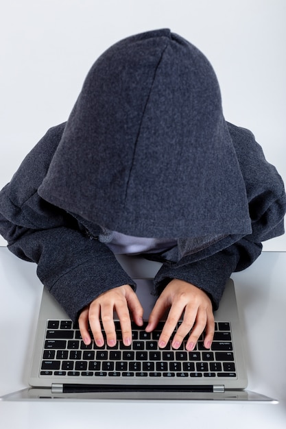 Zdarma Fotografie malý hacker s notebookem